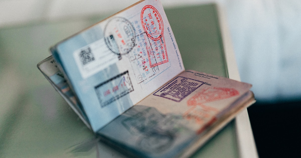 Банковские карты Visa и Mastercard рядом с загранпаспортом и глобусом — оформление зарубежной карты россиянину в 2026 году